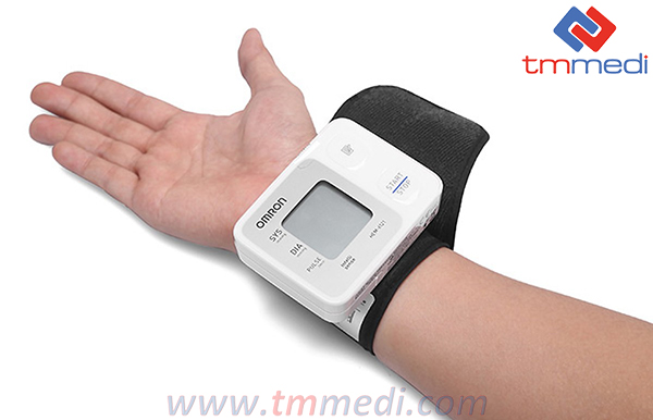 cach-do-may-do-huyet-ap-co-tay-tu-dong-omron-hem-6121