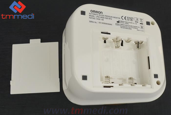 khoang-lap-pin-may-do-huyet-ap-bap-tay-tu-dong-omron-jpn1